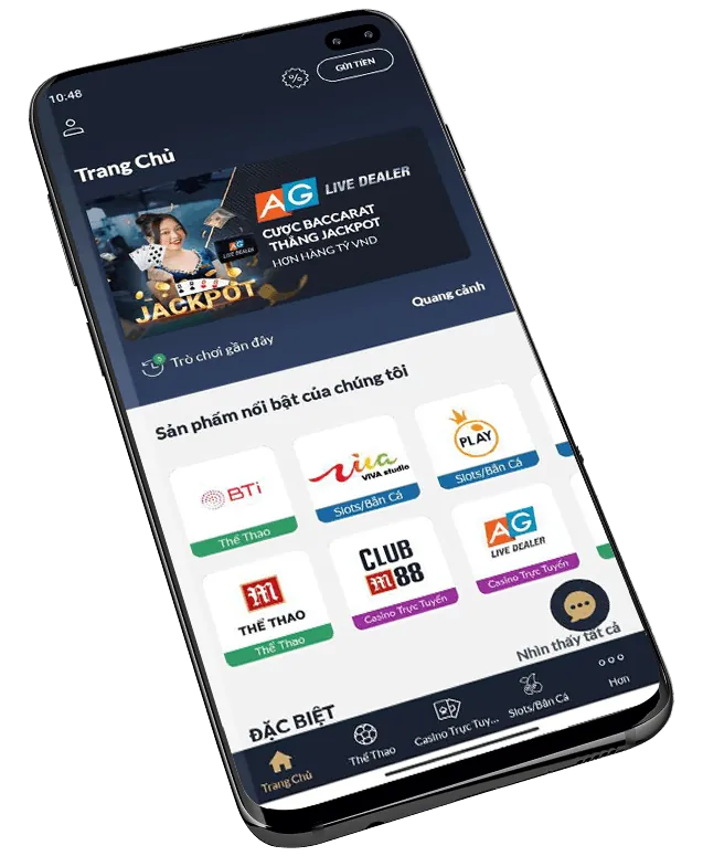 Người phụ nữ chơi Slot Game trên điện thoại